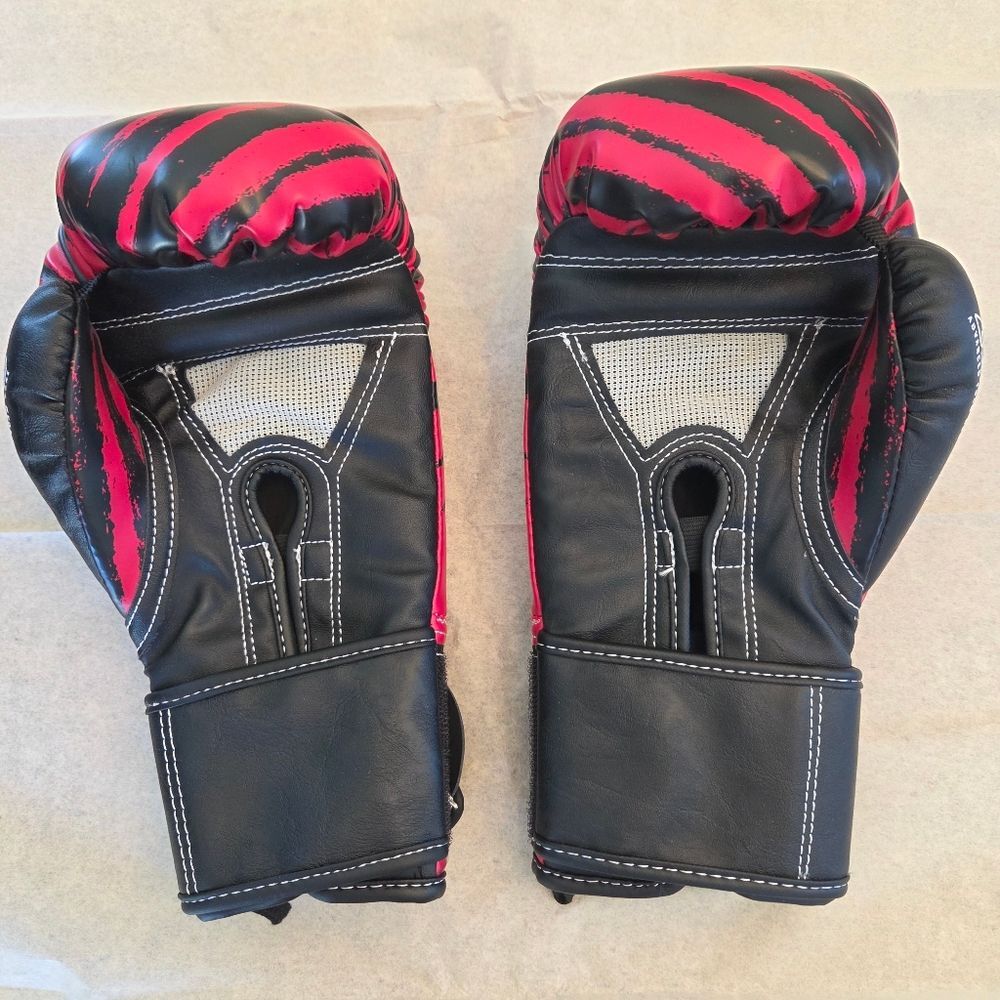 Century Martial Arts Brave Boxing Gloves Kids Youth 6oz Red & Black Grab Tab NEW - Picture 2 of 10